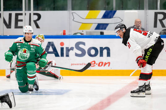 Rögles Adam Tambellini och Malmö Redhawks Emil Sylvegård
