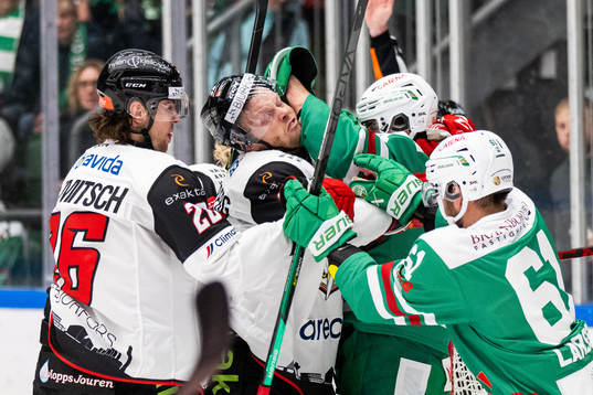 Malmö Redhawks Carl Söderberg och Rögles Marco Kasper i