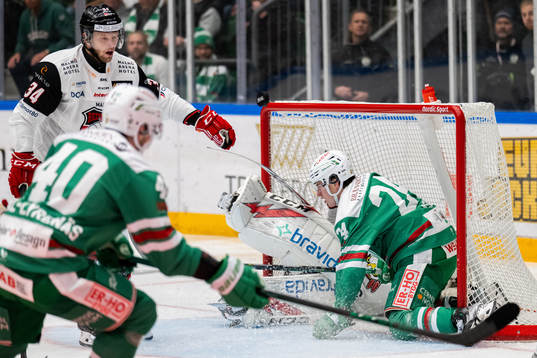 Rögles Marco Kasper åker in i Malmö Redhawks målvakt
