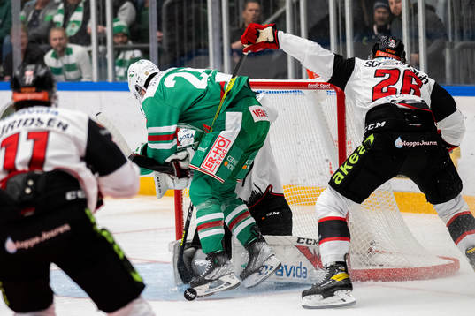 Rögles Marco Kasper åker in i Malmö Redhawks målvakt