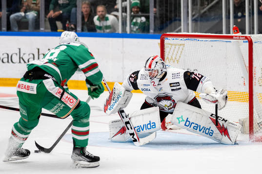 Rögles Anton Bengtsson mot Malmö Redhawks målvakt Daniel