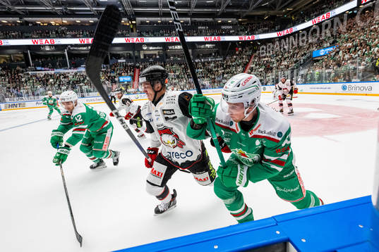 Malmö Redhawks Carl-Johan Lerby mot Rögles Brady Ferguson