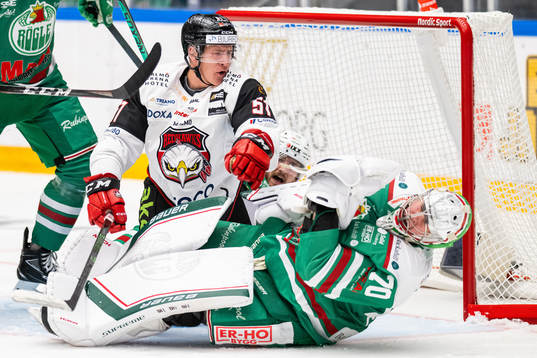 Malmö Redhawks Emil Sylvegård och Rögles målvakt Calle
