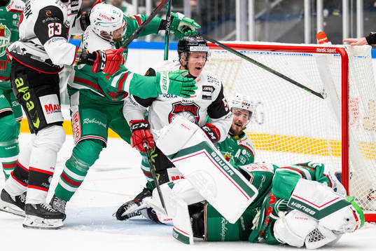 Malmö Redhawks Emil Sylvegård och Rögles målvakt Calle