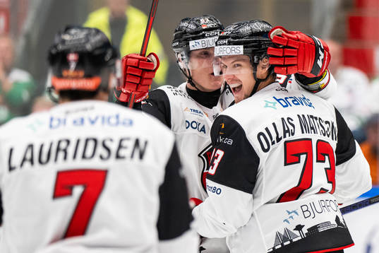 Malmö Redhawks målvakt Daniel Marmenlind jublar