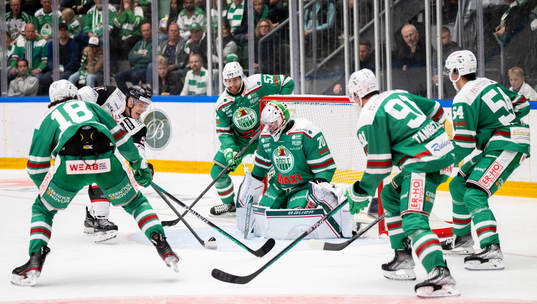 Malmö Redhawks Emil Sylvegård oroar mot Rögles spelare