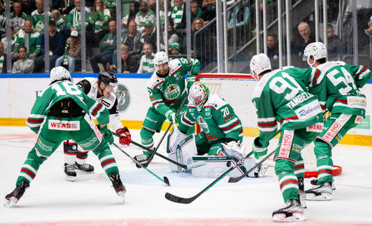 Malmö Redhawks Emil Sylvegård oroar mot Rögles spelare