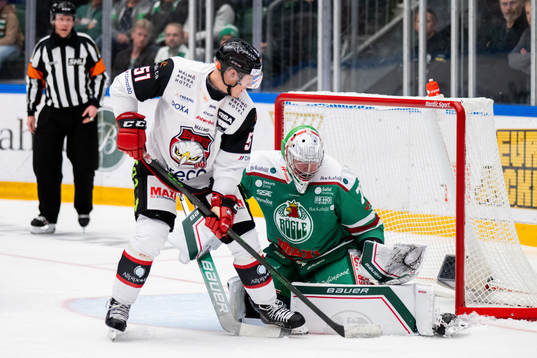 Malmö Redhawks Emil Sylvegård oroar mot Rögles målvakt