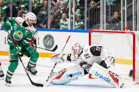 Rögles Ludvig Larsson oroar framför Malmö Redhawks