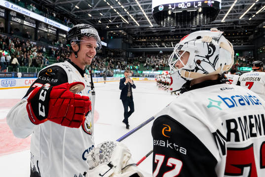 Malmö Redhawks Adam Ollas Mattsson och målvakt Daniel