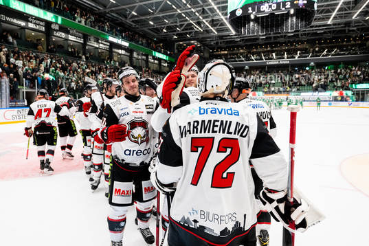 Malmö Redhawks målvakt Daniel Marmenlind jublar med