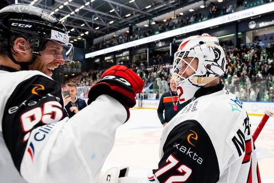 Malmö Redhawks Carl Persson och målvakt Daniel Marmenlind