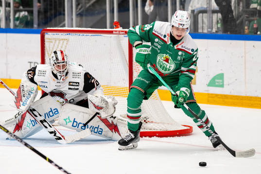 Rögles Marco Kasper oroar vid Malmö Redhawks målvakt