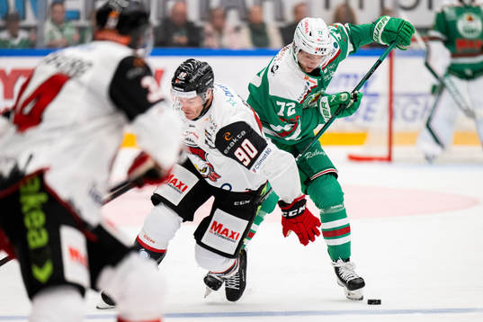 Rögles Daniel Zaar och Malmö Redhawks Lance Bouma