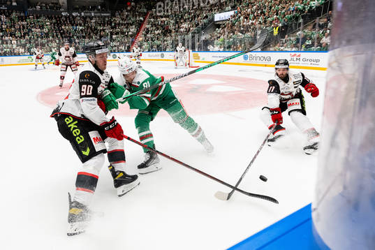Rögles Adam Tambellini mot Malmö Redhawks Lance Bouma och