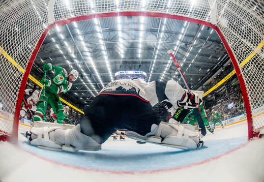 Malmö Redhawks målvakt Daniel Marmenlind räddar ett