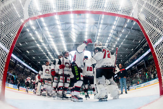 Malmö Redhawks målvakt Daniel Marmenlind jublar med