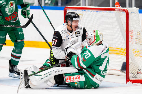 Malmö Redhawks Emil Sylvegård i en situation med Rögles