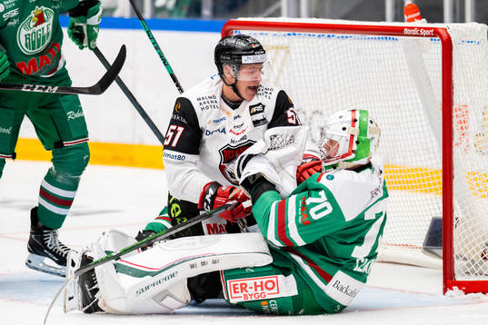 Malmö Redhawks Emil Sylvegård i en situation med Rögles
