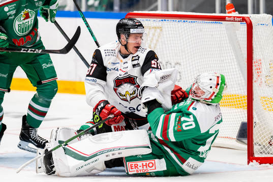 Malmö Redhawks Emil Sylvegård i en situation med Rögles