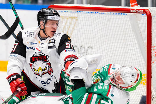 Malmö Redhawks Emil Sylvegård i en situation med Rögles