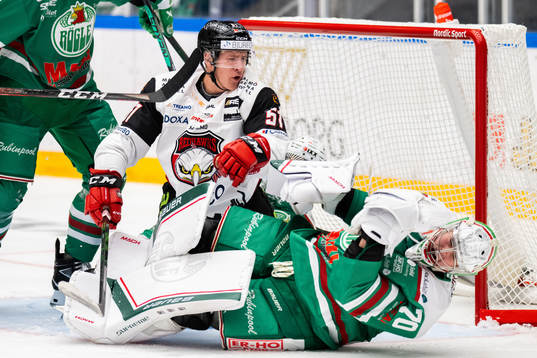 Malmö Redhawks Emil Sylvegård i en situation med Rögles