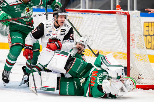 Malmö Redhawks Emil Sylvegård i en situation med Rögles
