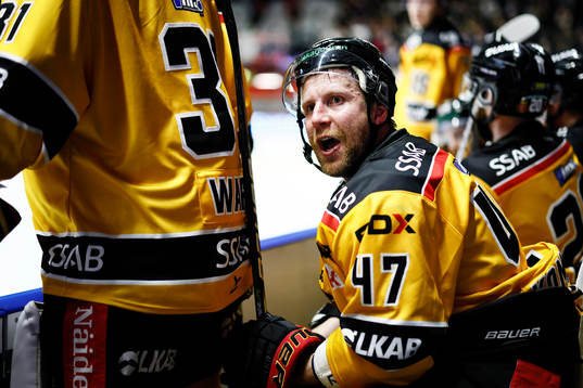 Luleås Leo Komarov reagerar på Linköpings Patrick