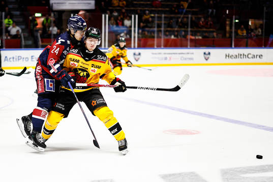 Luleås Jesper Sellgren tacklar Linköpings Elliot Ekmark