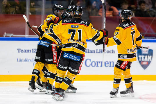 Luleås Erik Gustafsson jublar med lagkamrater