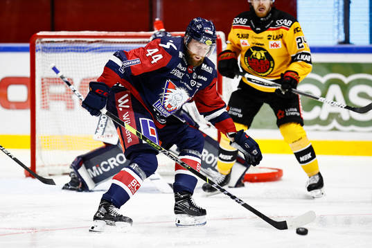 Linköpings Jonas Junland täcker skott och får pucken på