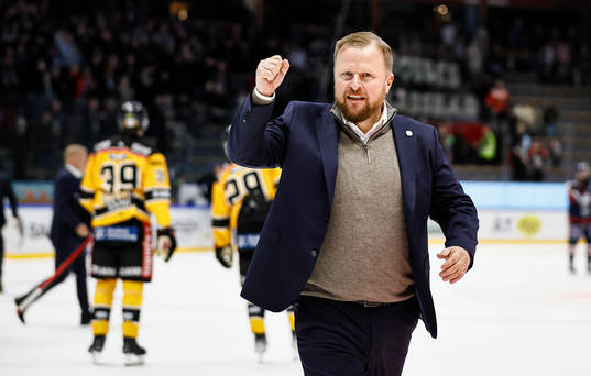 Linköpings tränare Klas Östman jublar och Luleås