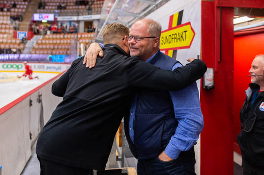 HV71s sportchef Ken Norberg och Timrås materialförvaltare