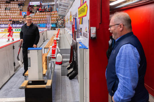 HV71s sportchef Ken Norberg och Timrås materialförvaltare