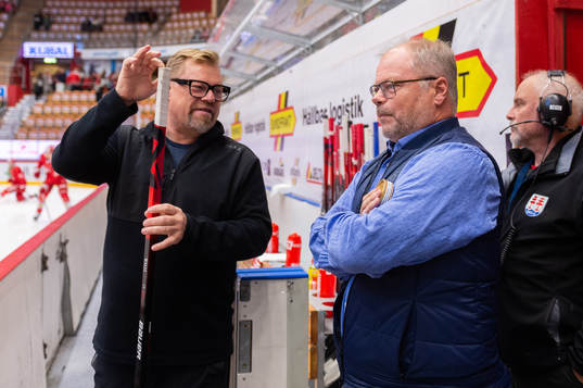 HV71s sportchef Ken Norberg och Timrås materialförvaltare