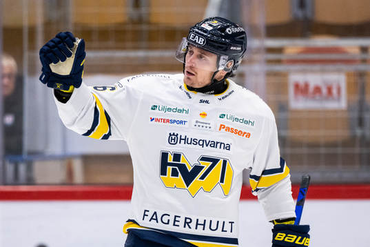HV71s Fredrik Forsberg jublar