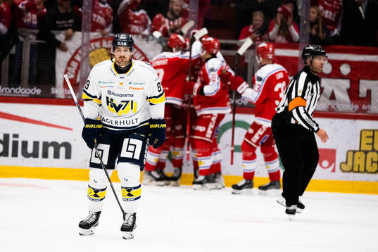 HV71s Mikkel Bödker deppar
