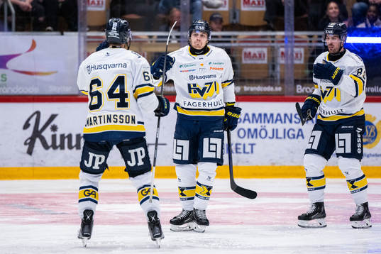 HV71s Fredrik Forsberg (mitten) jublar med Eric Martinsson