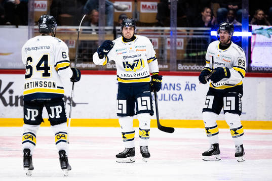 HV71s Fredrik Forsberg jublar