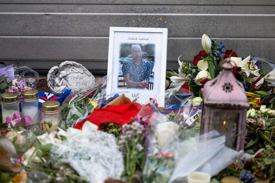Blommor och ljus ligger på platsen där Ulf Sandberg