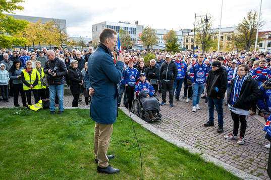 Oskarshamns ordförande Johan Franzén talar vid en