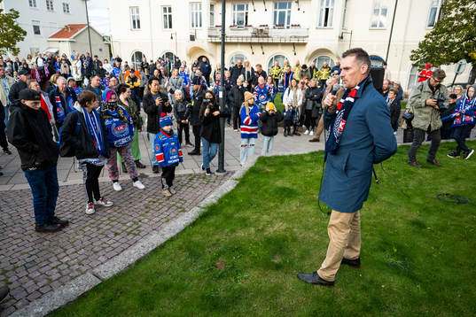 Oskarshamns ordförande Johan Franzén talar vid en