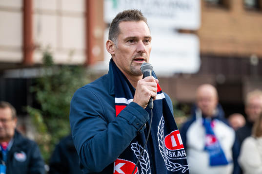 Oskarshamns ordförande Johan Franzén talar vid en