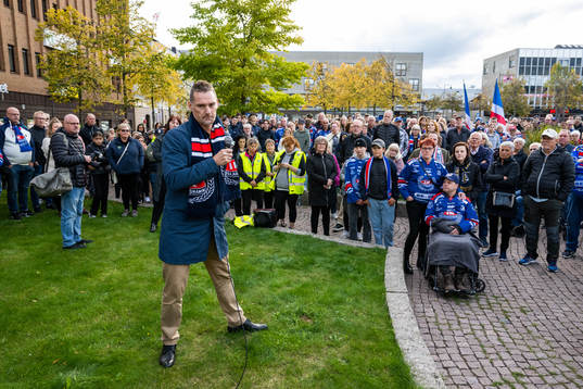 Oskarshamns ordförande Johan Franzén talar vid en