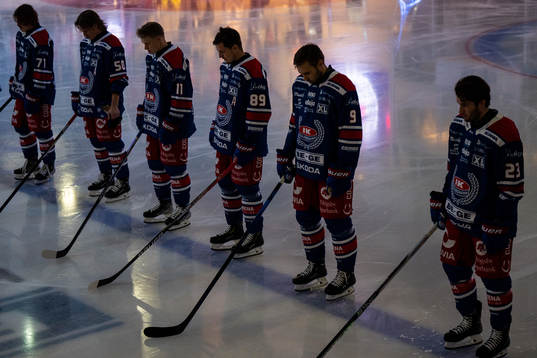 Oskarshamns spelare vid en tyst minut för Ulf Sandberg