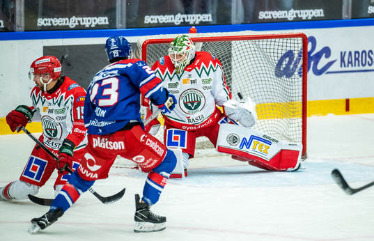 Oskarshamns Blaine Byron gör 1-0 bakom Frölundas målvakt