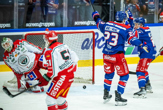 Oskarshamns Blaine Byron gör 1-0 bakom Frölundas målvakt
