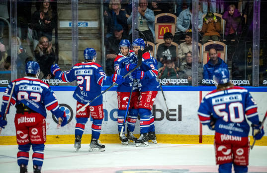 Oskarshamns Blaine Byron jublar med lagkamrater
