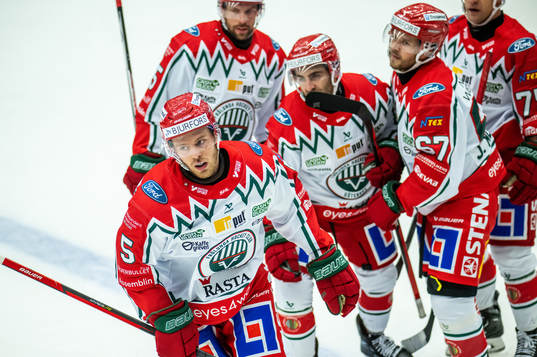 Frölundas Filip Johansson jublar med lagkamrater