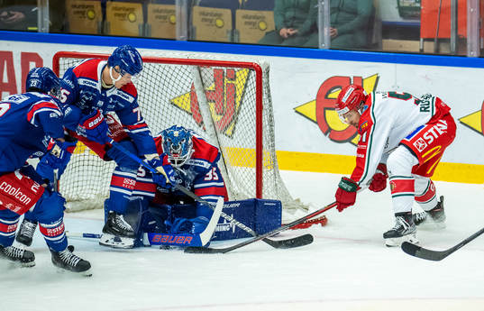 Oskarshamns Emil Lilleberg och målvakt Joe Cannata samt